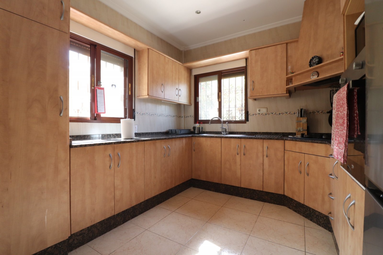 Villa de 3 dormitorios y 2 baños con solárium, plaza de parking y piscina privada