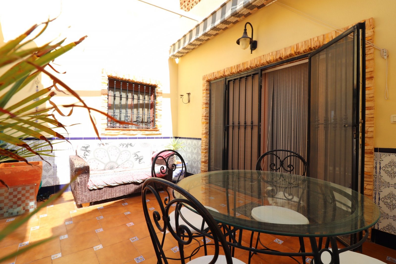 Villa de 3 dormitorios y 2 baños con solárium, plaza de parking y piscina privada