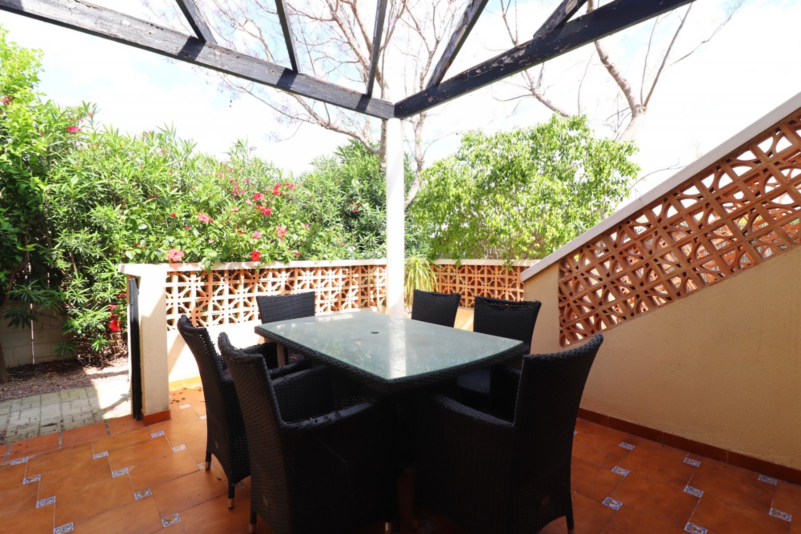 Villa de 3 dormitorios y 2 baños con solárium, plaza de parking y piscina privada