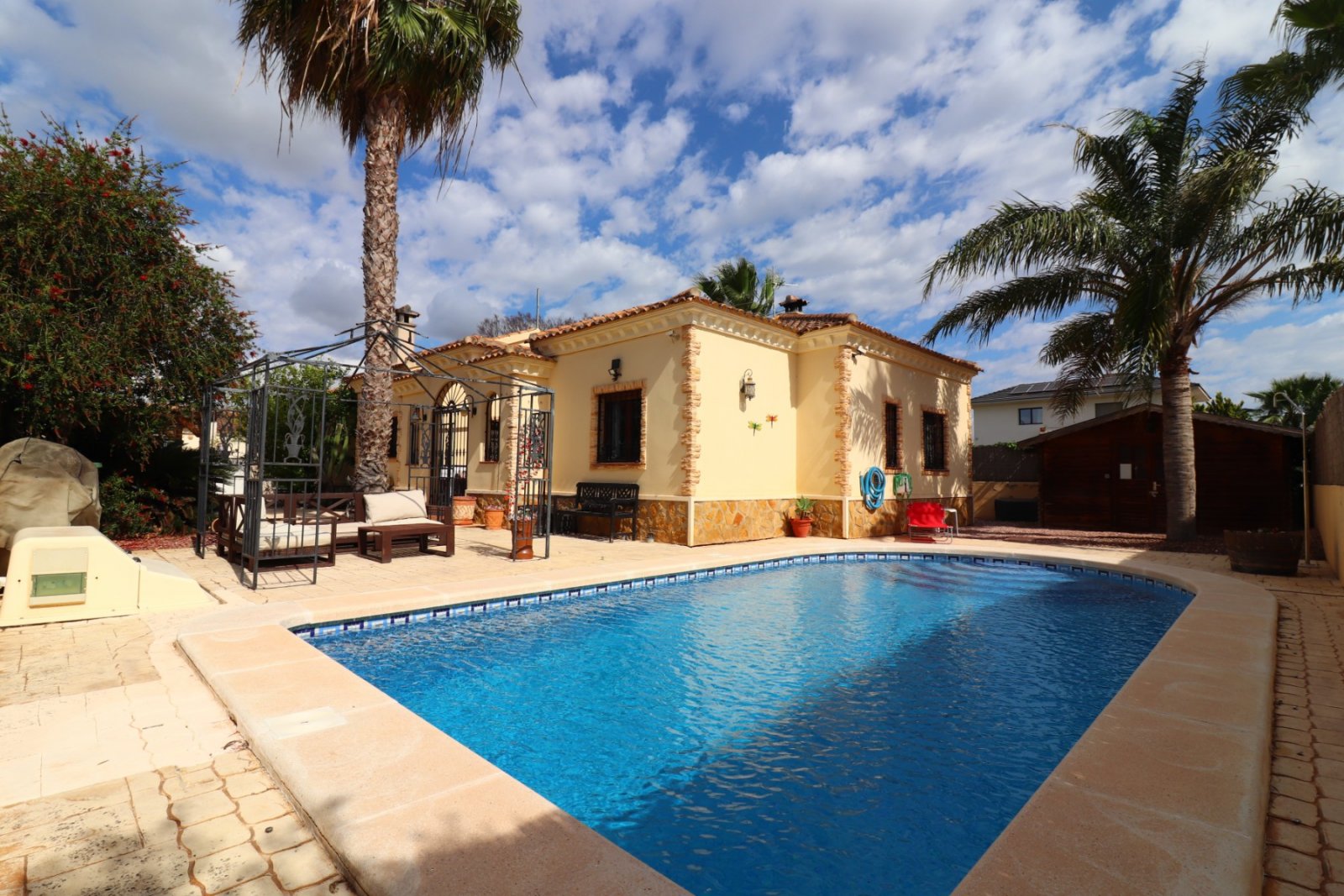 Villa de 3 dormitorios y 2 baños con solárium, plaza de parking y piscina privada