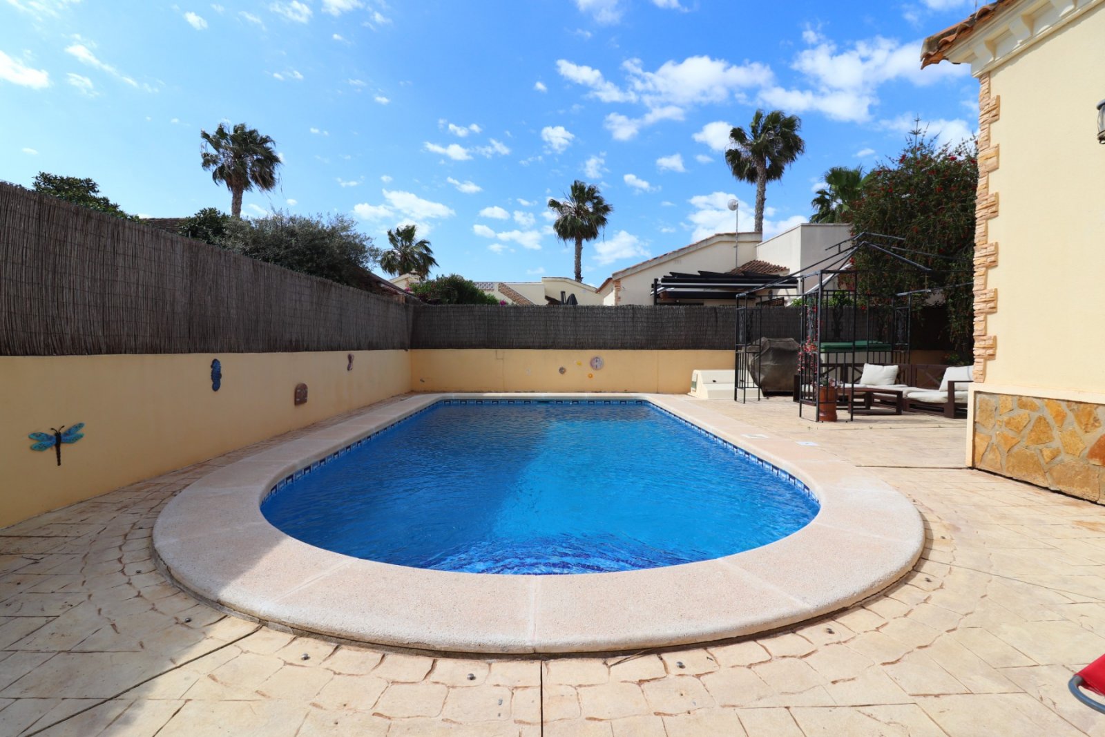 Villa de 3 dormitorios y 2 baños con solárium, plaza de parking y piscina privada