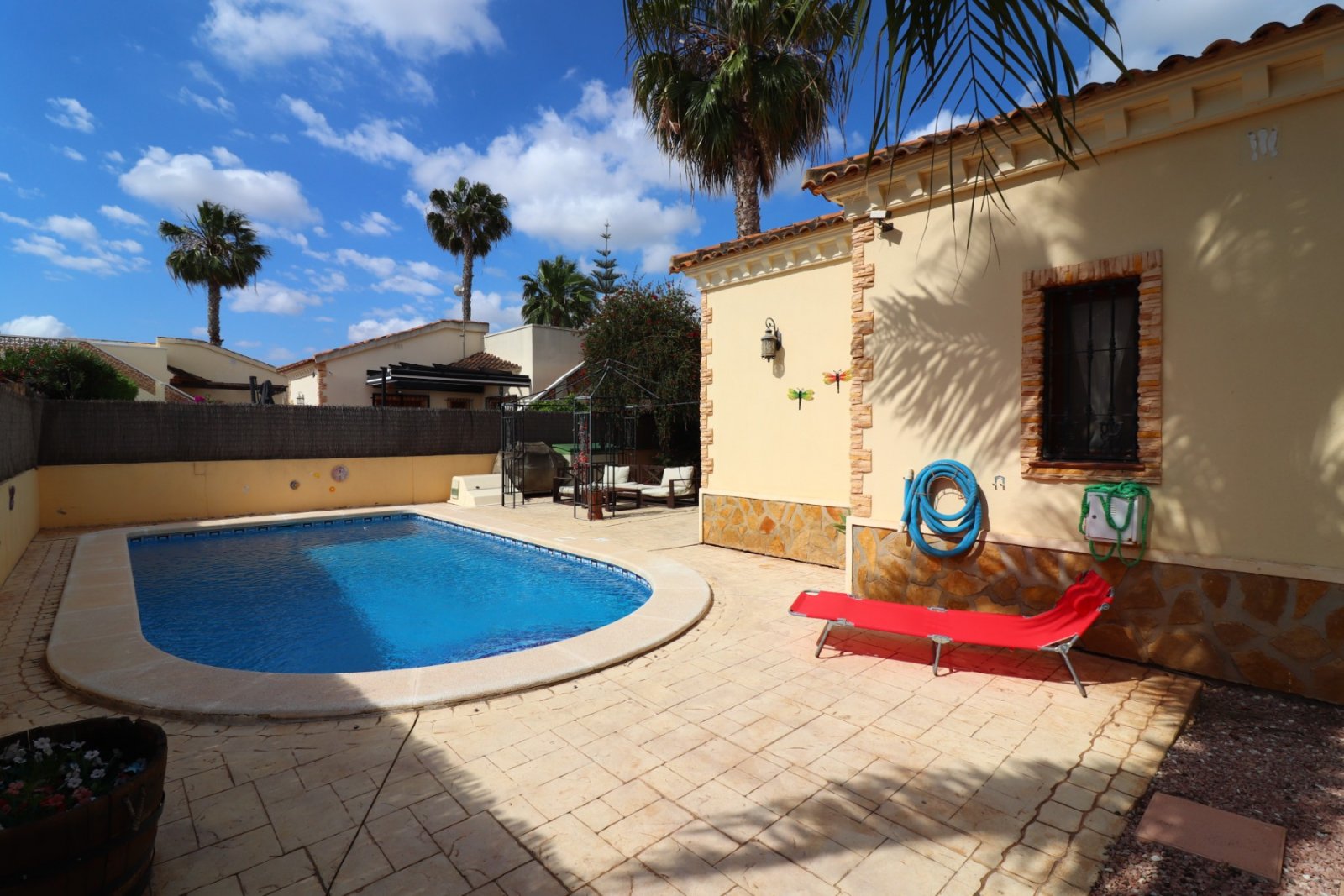 Villa de 3 dormitorios y 2 baños con solárium, plaza de parking y piscina privada