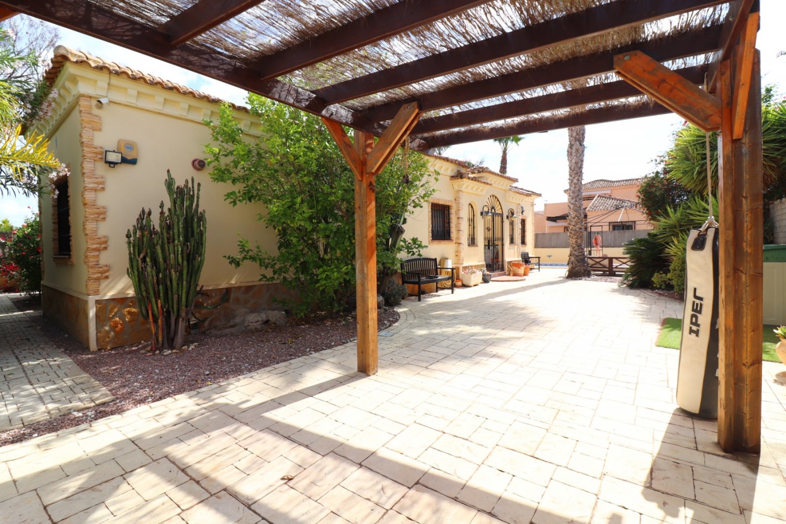 Villa de 3 dormitorios y 2 baños con solárium, plaza de parking y piscina privada