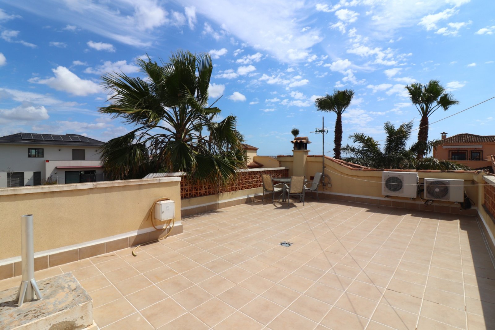 Villa de 3 dormitorios y 2 baños con solárium, plaza de parking y piscina privada