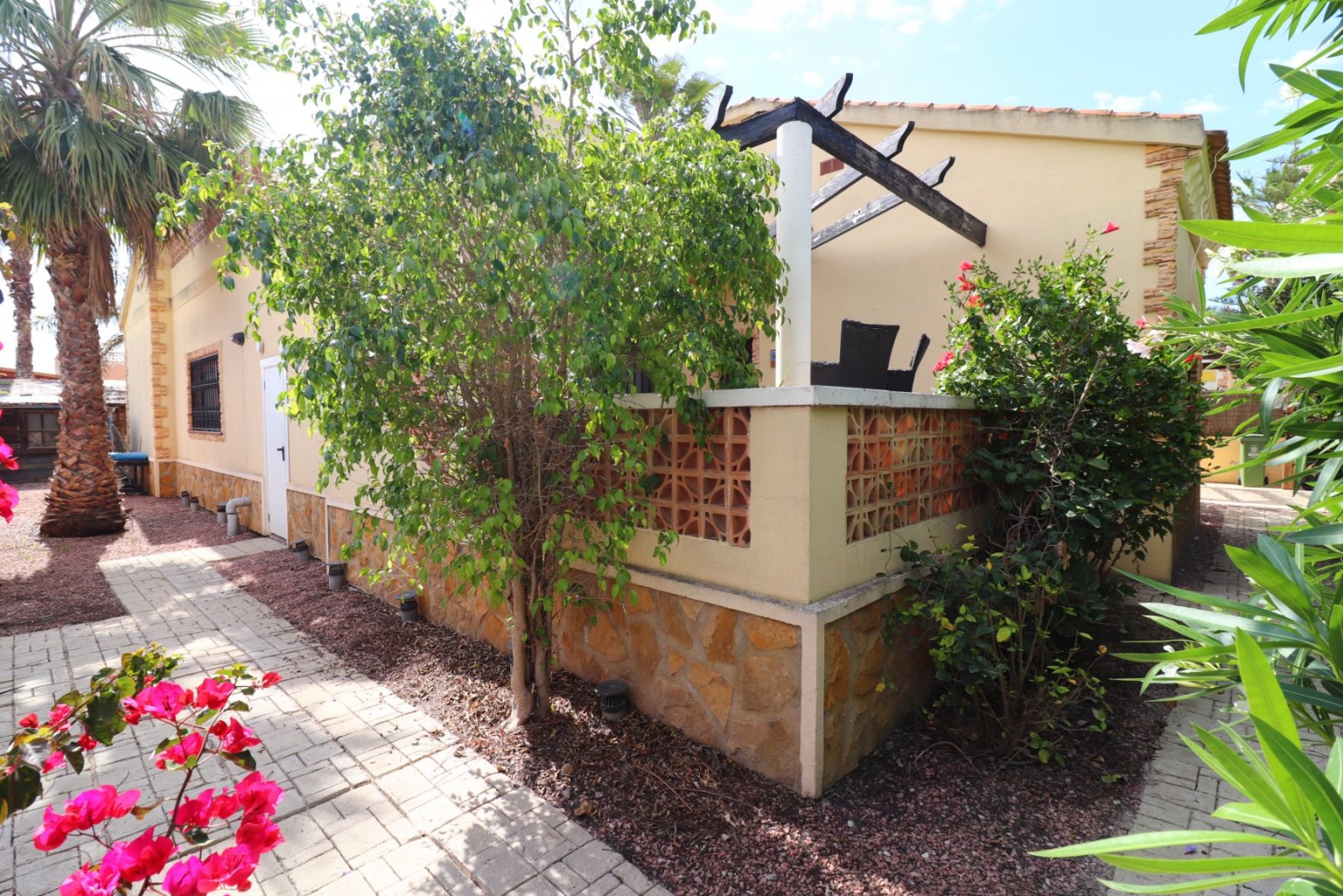 Villa de 3 dormitorios y 2 baños con solárium, plaza de parking y piscina privada