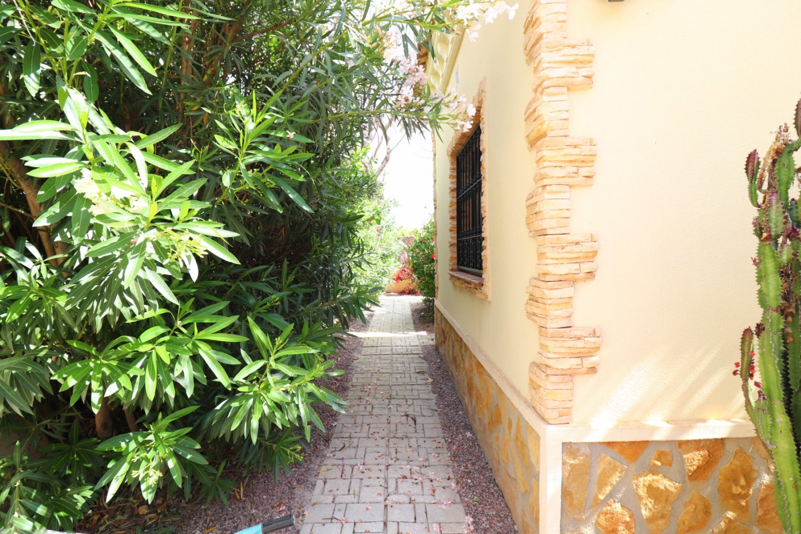 Villa de 3 dormitorios y 2 baños con solárium, plaza de parking y piscina privada