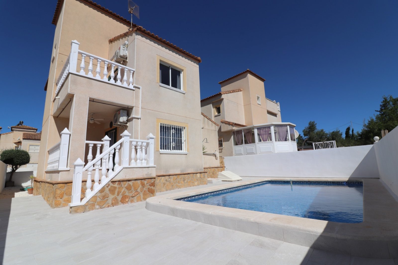 San Miguel de Salinas: Villa de 3 dormitorios y 2 baños con aseo de invitados, garaje y piscina privada en Lakeview Mansions San Miguel de Salinas: Villa de 3 dormitorios y 2 baños con aseo de invitados, garaje y piscina privada en Lakeview Mansions
