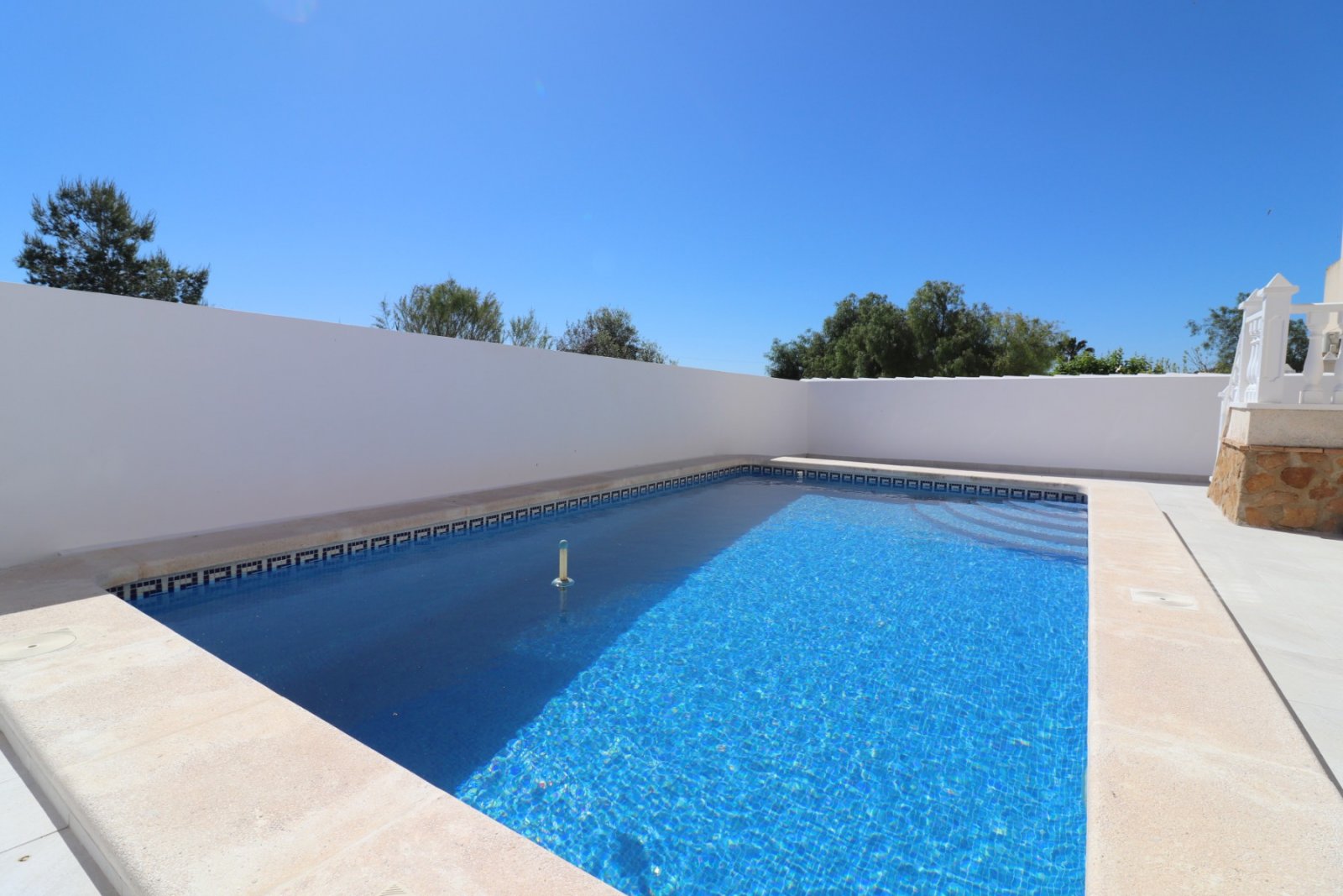 Villa de 3 dormitorios y 2 baños con aseo de invitados, garaje y piscina privada en Lakeview Mansions