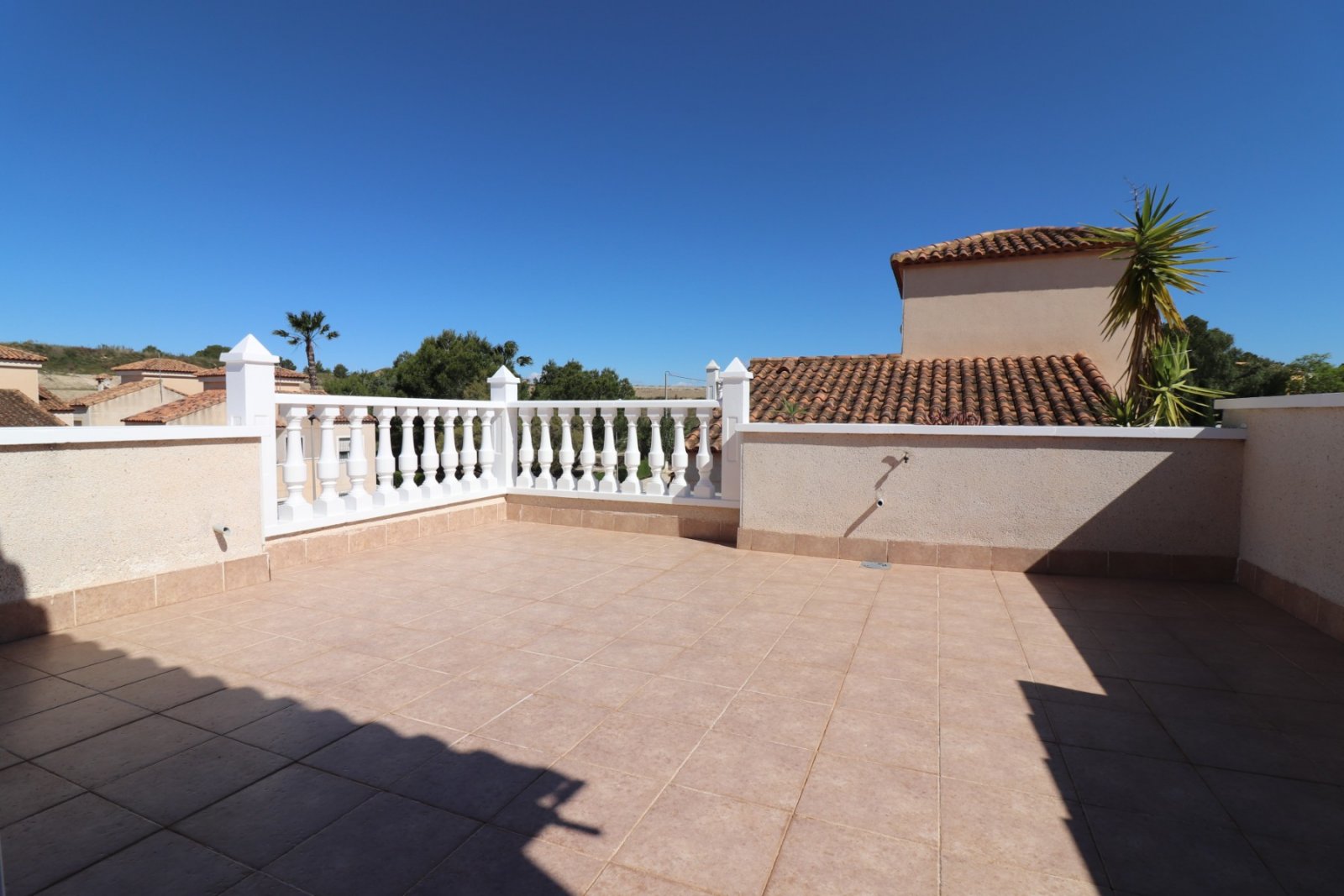 Villa de 3 dormitorios y 2 baños con aseo de invitados, garaje y piscina privada en Lakeview Mansions