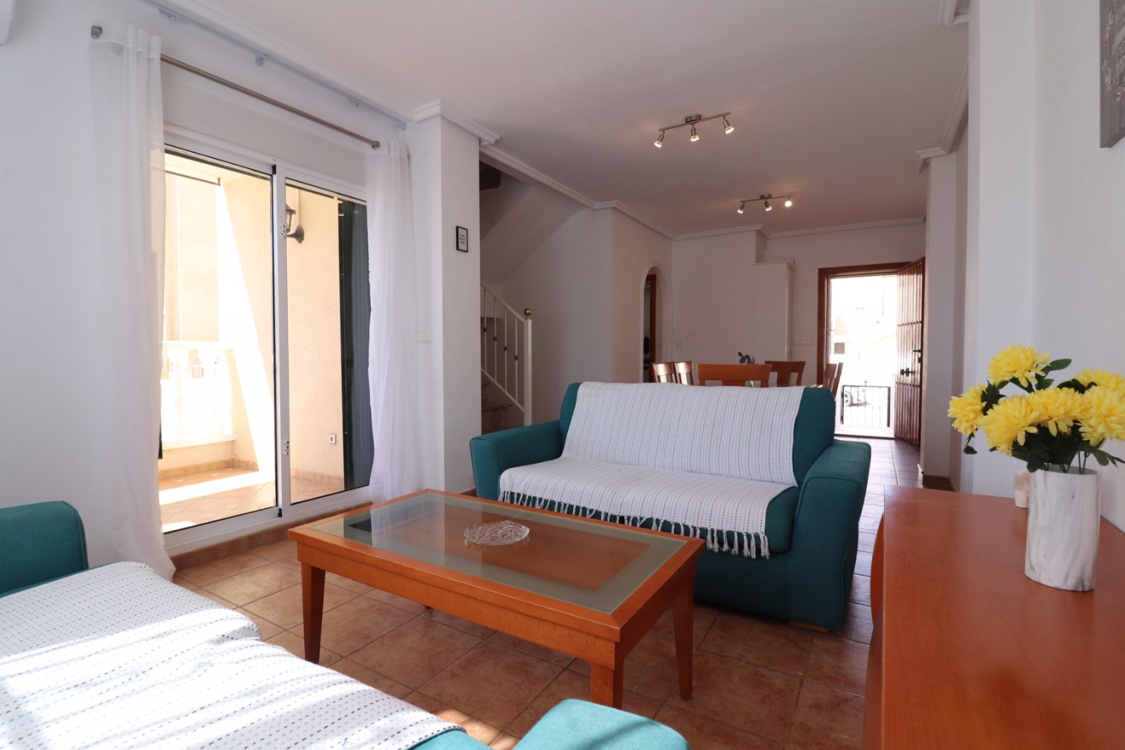 Villa de 3 dormitorios y 2 baños con aseo de invitados, garaje y piscina privada en Lakeview Mansions
