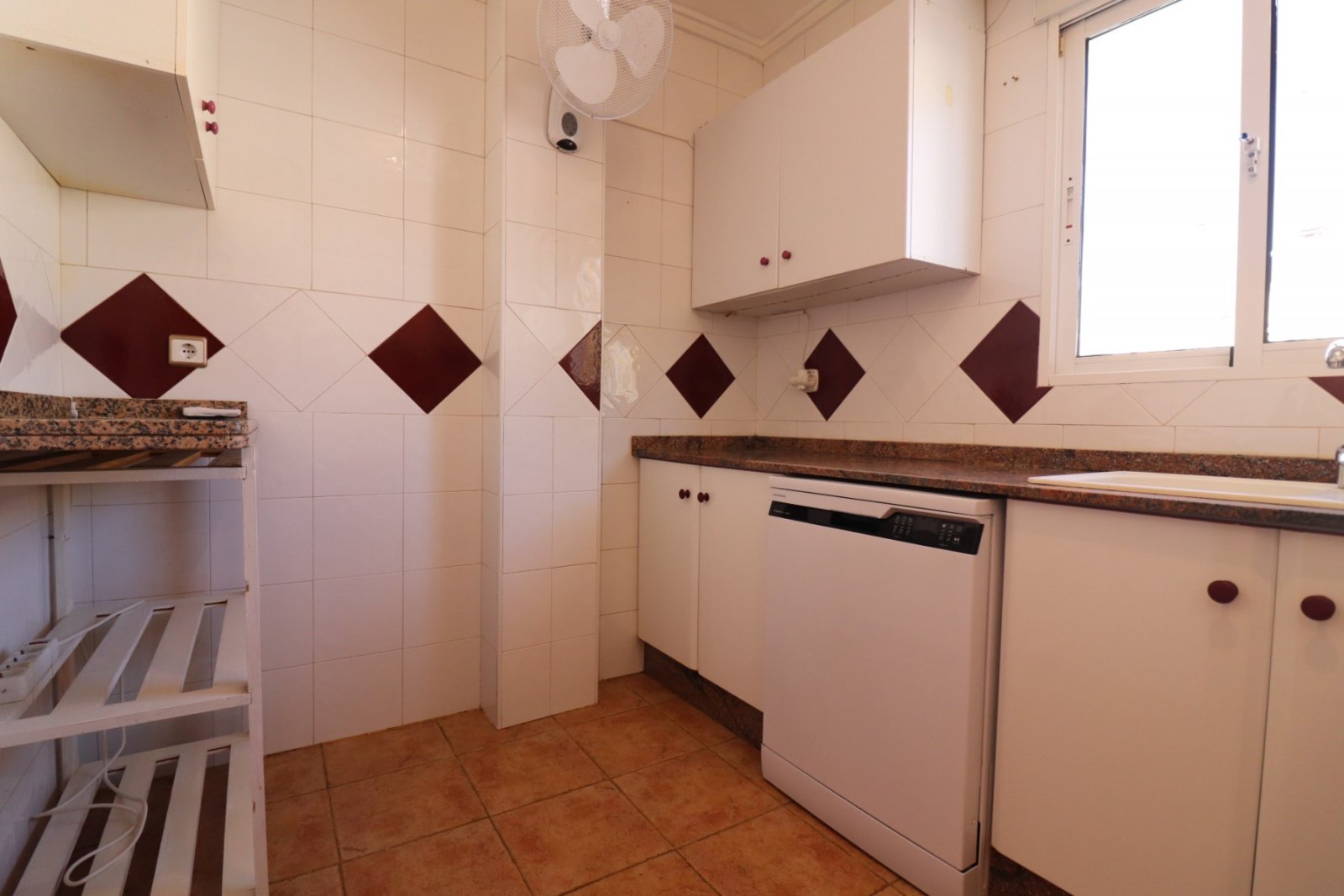 Villa de 3 dormitorios y 2 baños con aseo de invitados, garaje y piscina privada en Lakeview Mansions