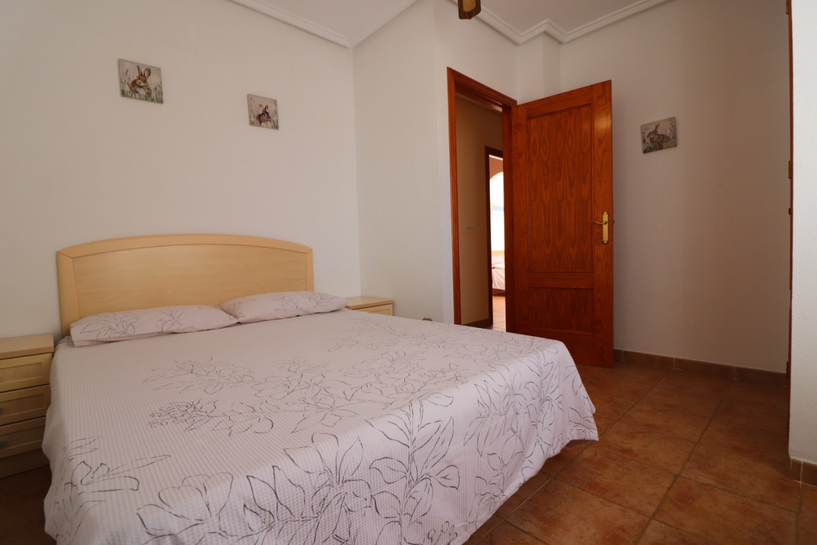 Villa de 3 dormitorios y 2 baños con aseo de invitados, garaje y piscina privada en Lakeview Mansions