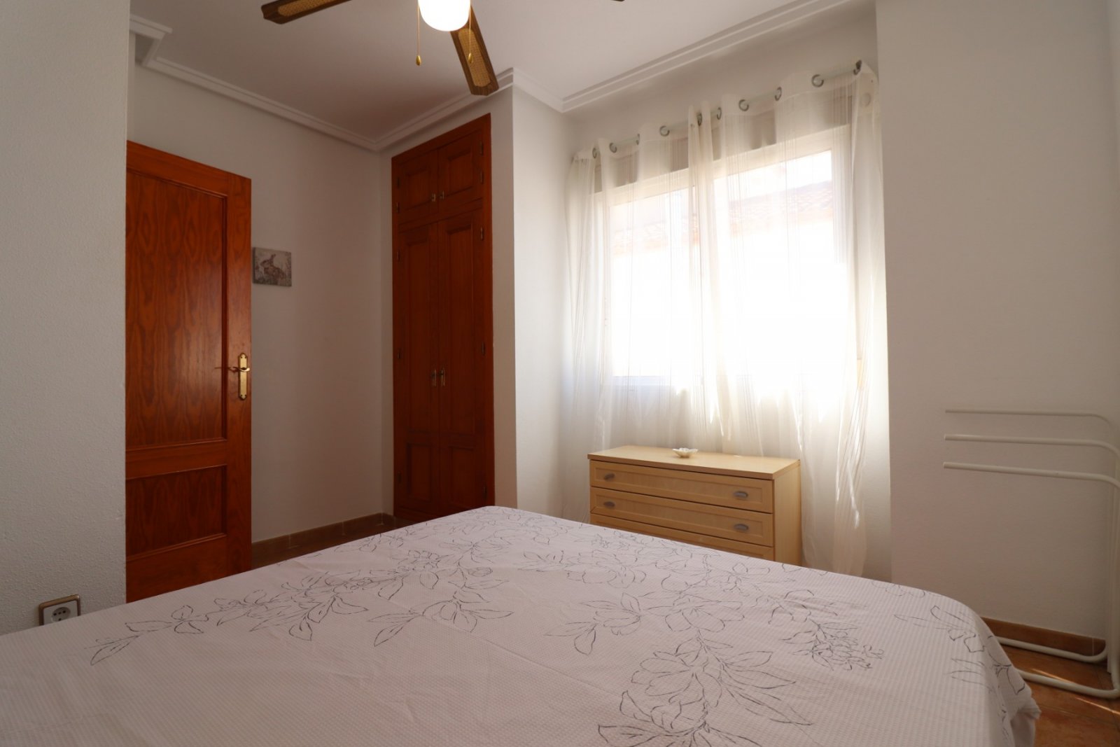 Villa de 3 dormitorios y 2 baños con aseo de invitados, garaje y piscina privada en Lakeview Mansions