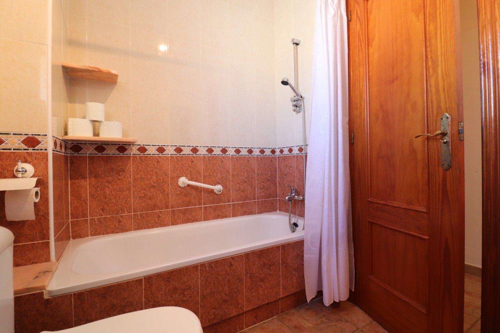 Villa de 3 dormitorios y 2 baños con aseo de invitados, garaje y piscina privada en Lakeview Mansions