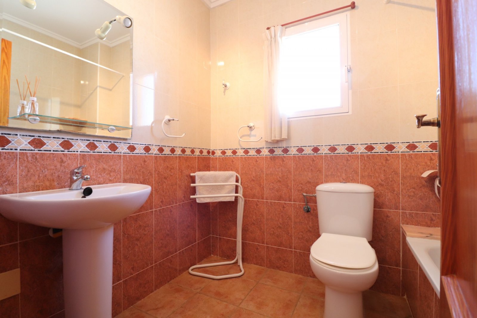 Villa de 3 dormitorios y 2 baños con aseo de invitados, garaje y piscina privada en Lakeview Mansions