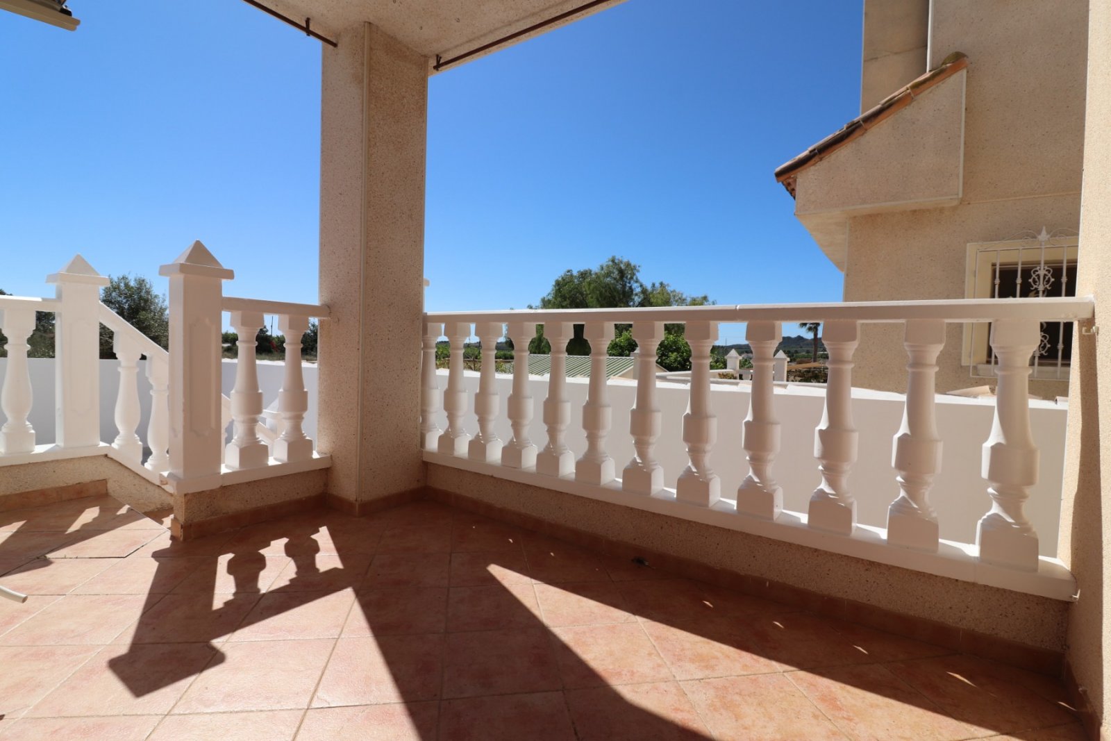 Villa de 3 dormitorios y 2 baños con aseo de invitados, garaje y piscina privada en Lakeview Mansions