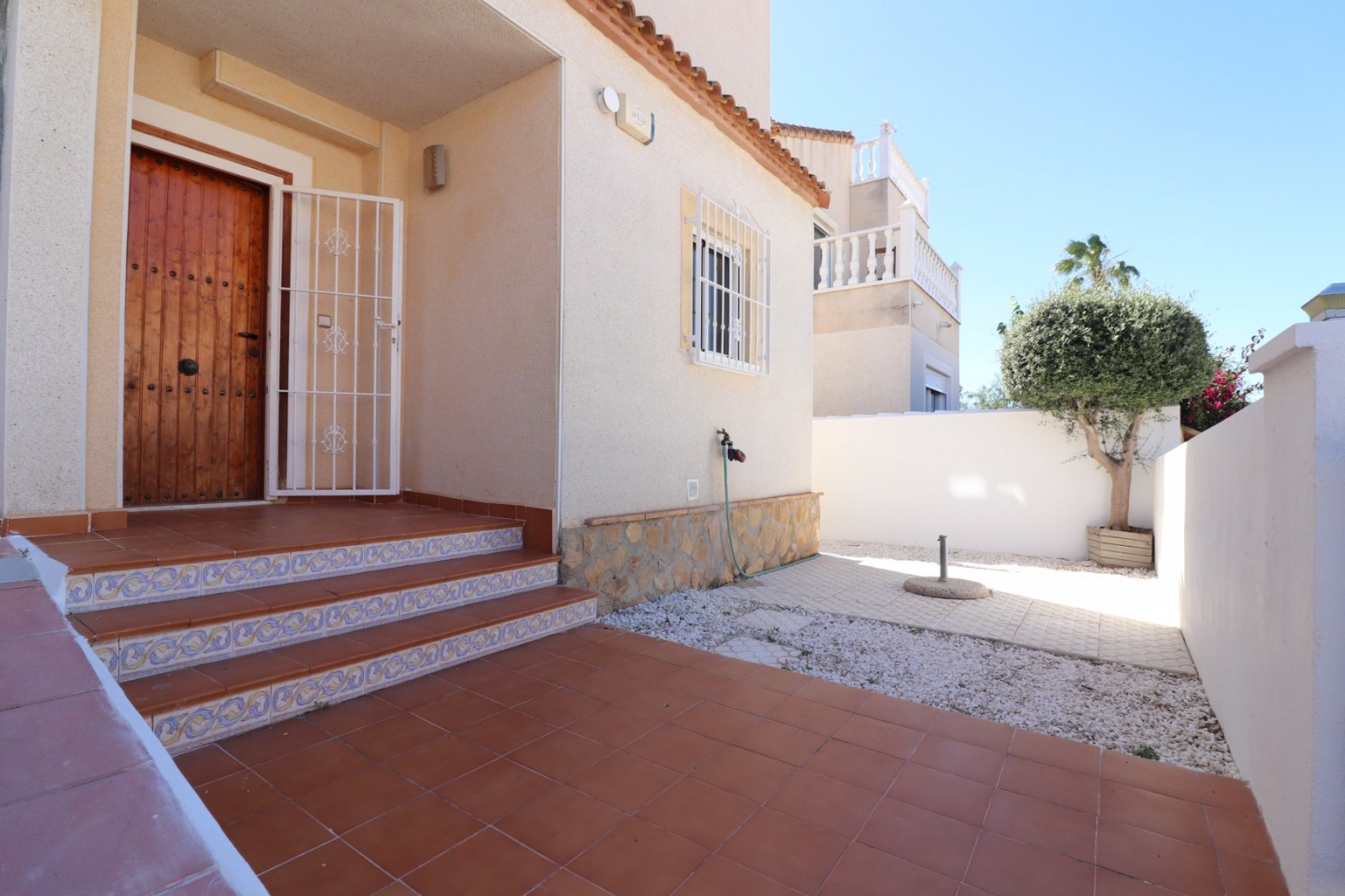Villa de 3 dormitorios y 2 baños con aseo de invitados, garaje y piscina privada en Lakeview Mansions