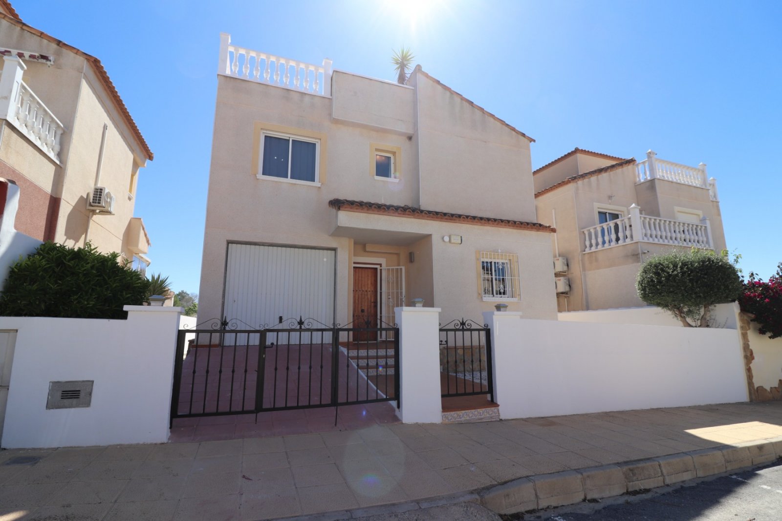 Villa de 3 dormitorios y 2 baños con aseo de invitados, garaje y piscina privada en Lakeview Mansions