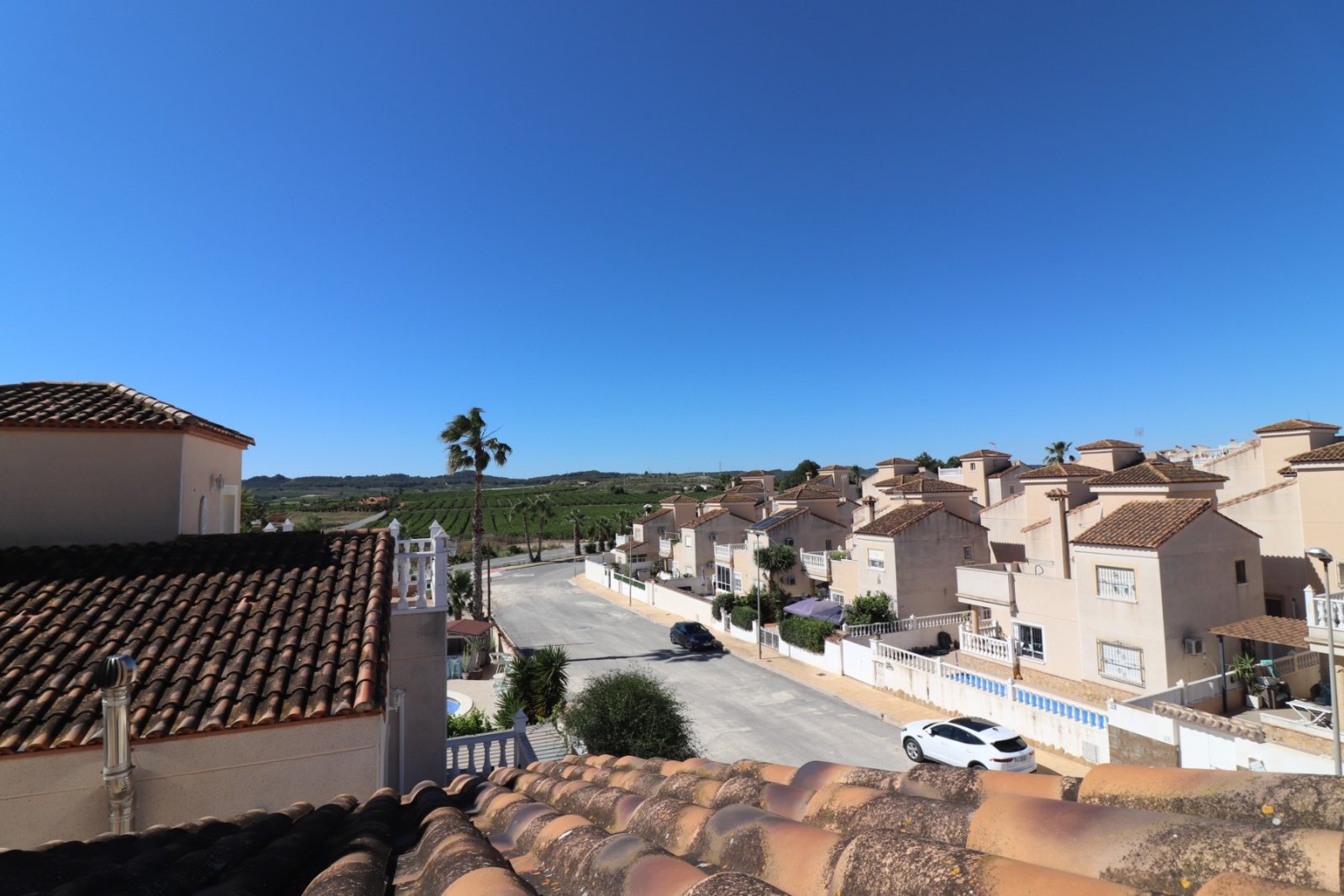 Villa de 3 dormitorios y 2 baños con aseo de invitados, garaje y piscina privada en Lakeview Mansions