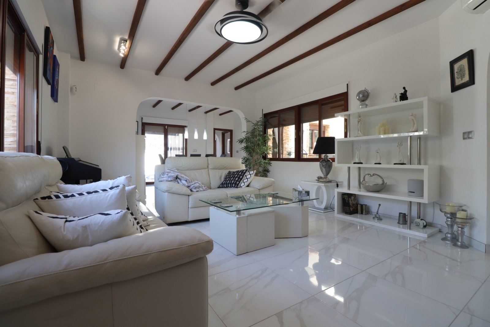 Villa de 3 dormitorios y 2 baños con piscina privada en Fincas de La Vega