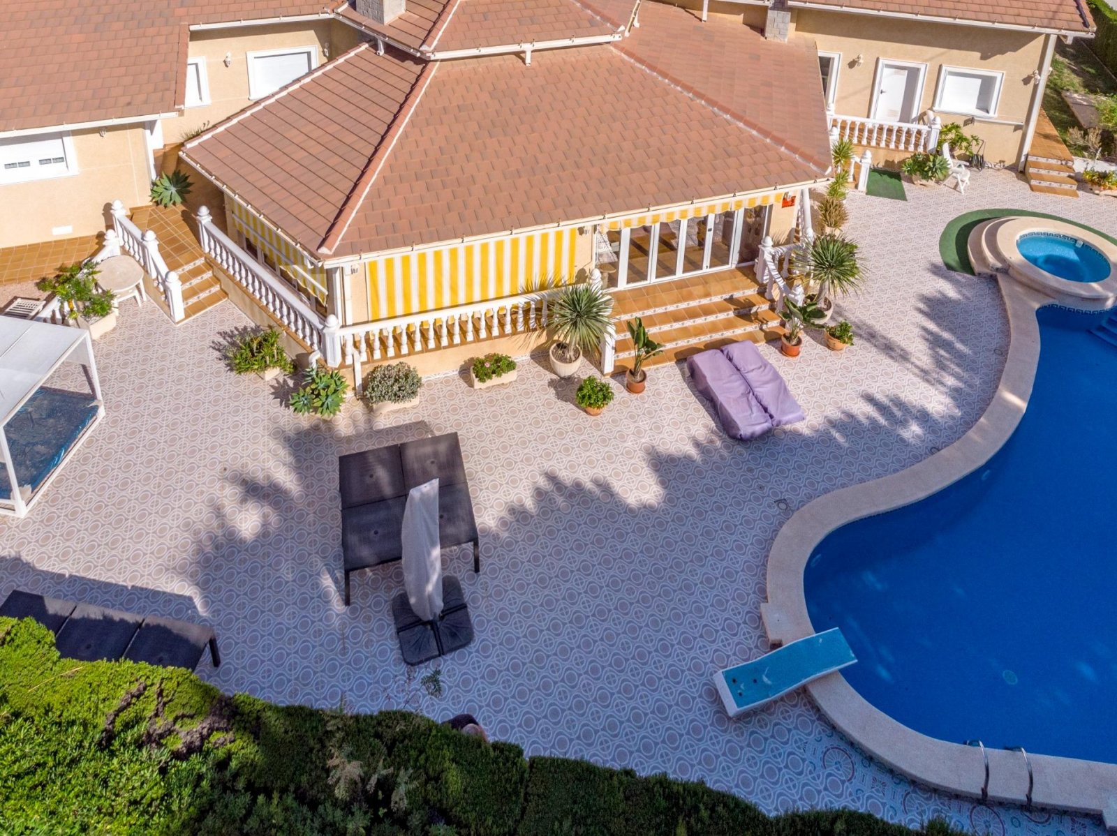 Cabo Roig: Magnífica villa independiente con 3 dormitorios, 4 baños, gimnasio, sauna, garaje y piscina privada, a solo 1 km de la playa 