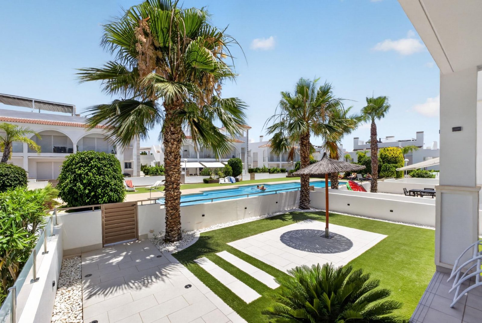 Moderno apartamento con jardín privado y acceso directo a la piscina