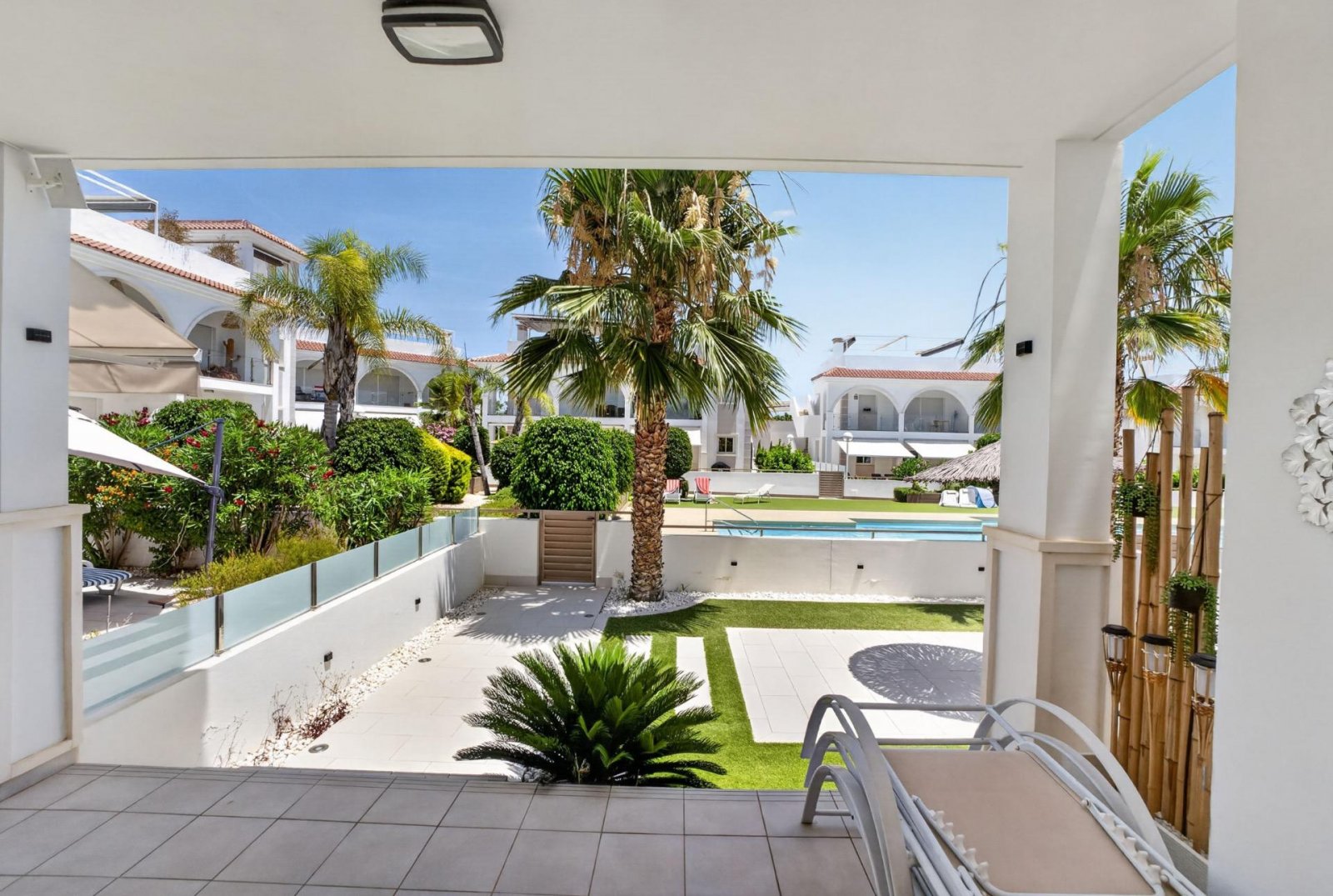 Moderno apartamento con jardín privado y acceso directo a la piscina