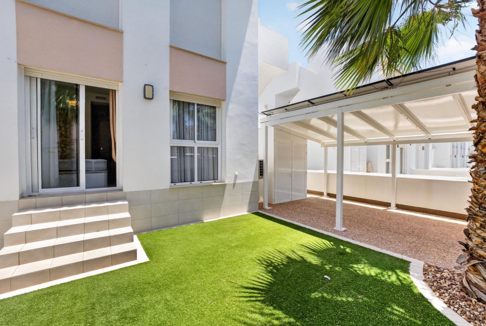 Moderno apartamento con jardín privado y acceso directo a la piscina