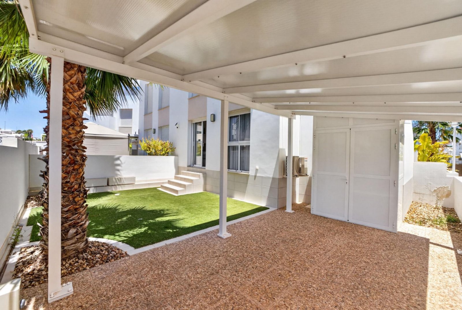 Moderno apartamento con jardín privado y acceso directo a la piscina