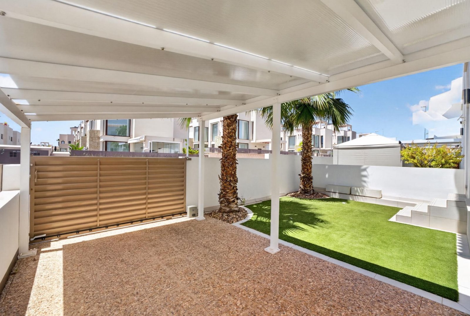 Moderno apartamento con jardín privado y acceso directo a la piscina