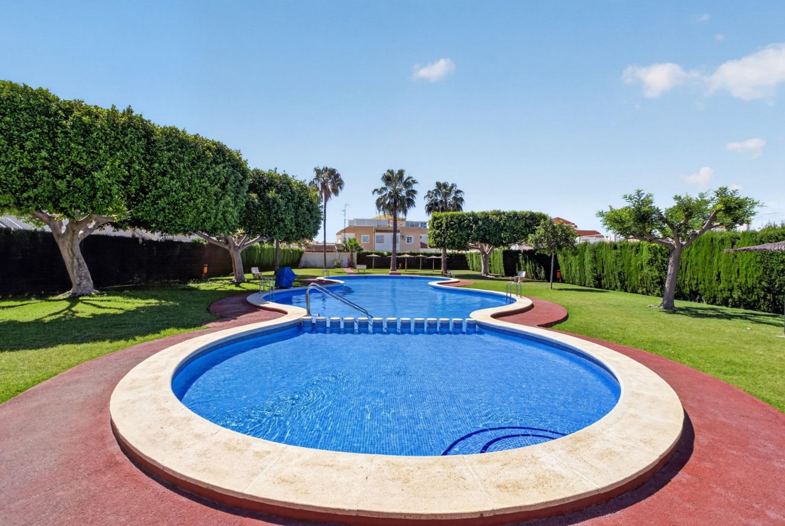 Planta baja de 2 dormitorios con terraza, patio y piscina comunitaria