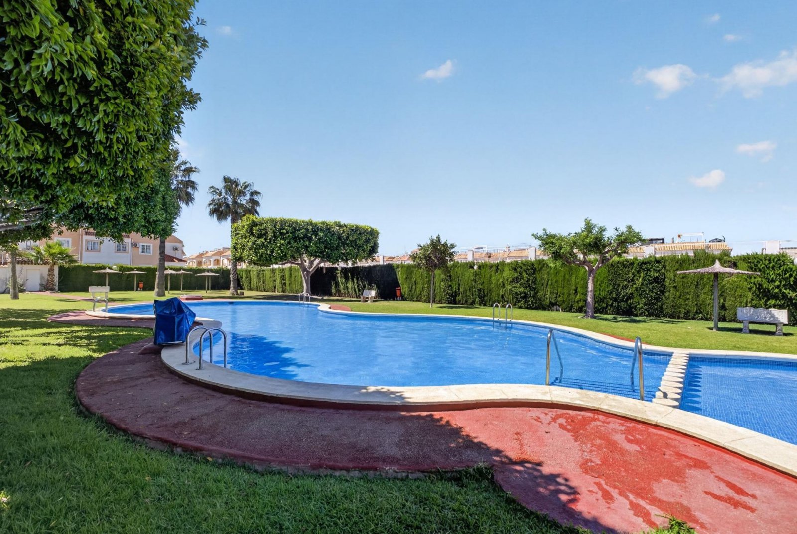 Planta baja de 2 dormitorios con terraza, patio y piscina comunitaria
