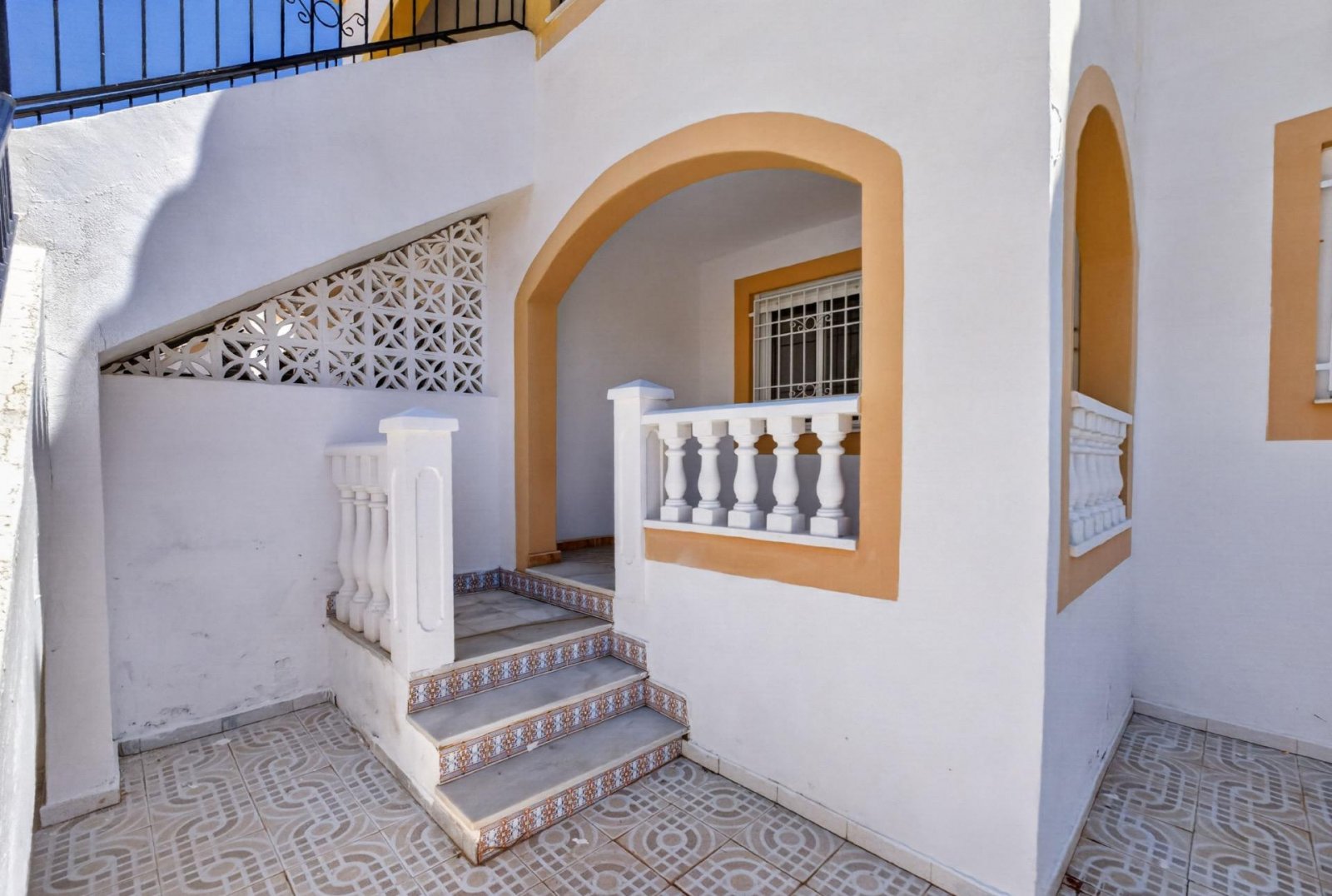 Planta baja de 2 dormitorios con terraza, patio y piscina comunitaria