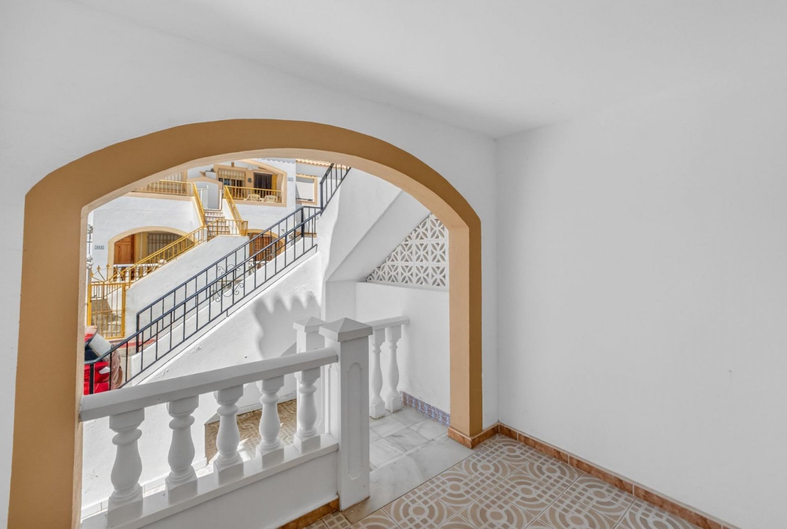 Planta baja de 2 dormitorios con terraza, patio y piscina comunitaria