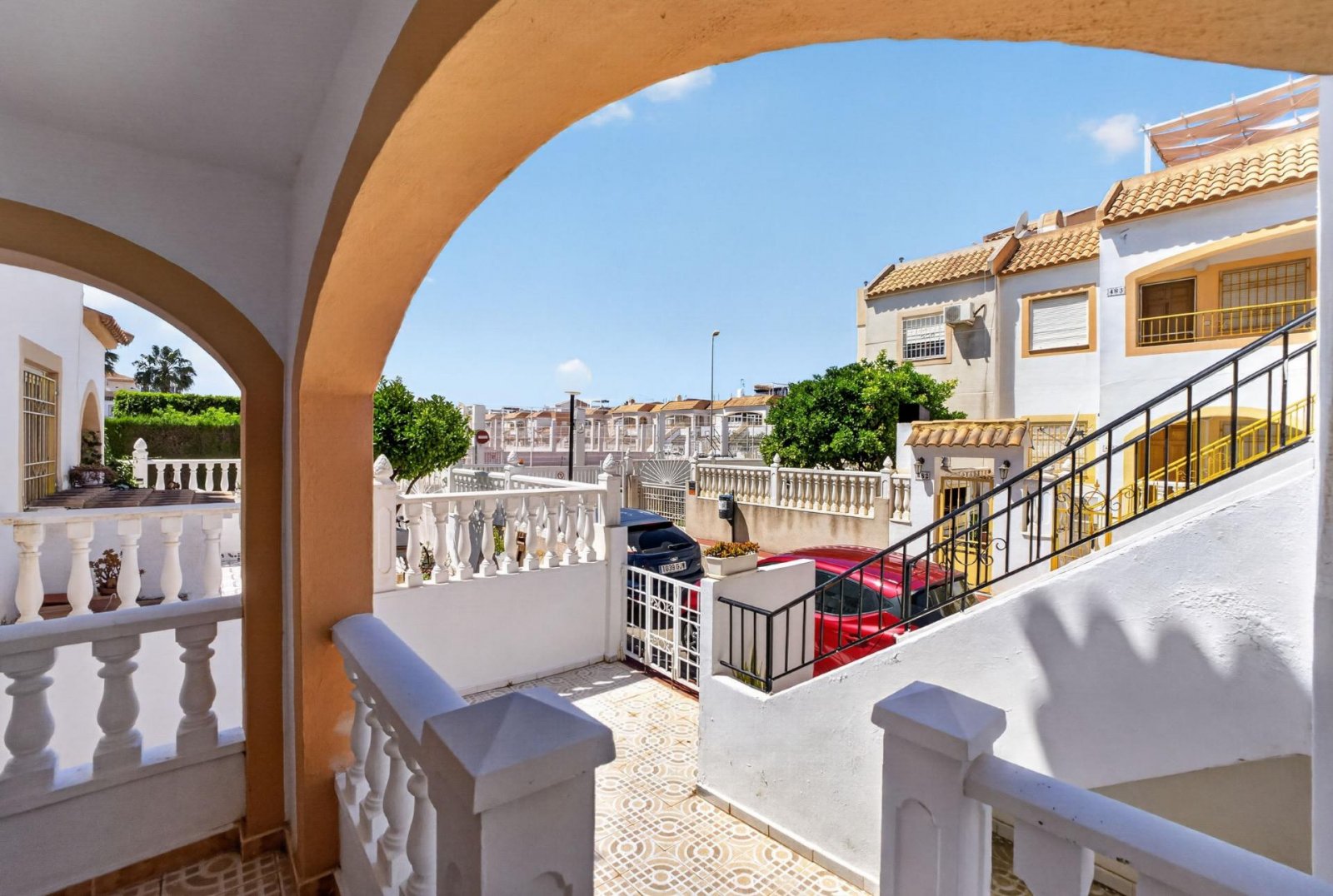 Planta baja de 2 dormitorios con terraza, patio y piscina comunitaria