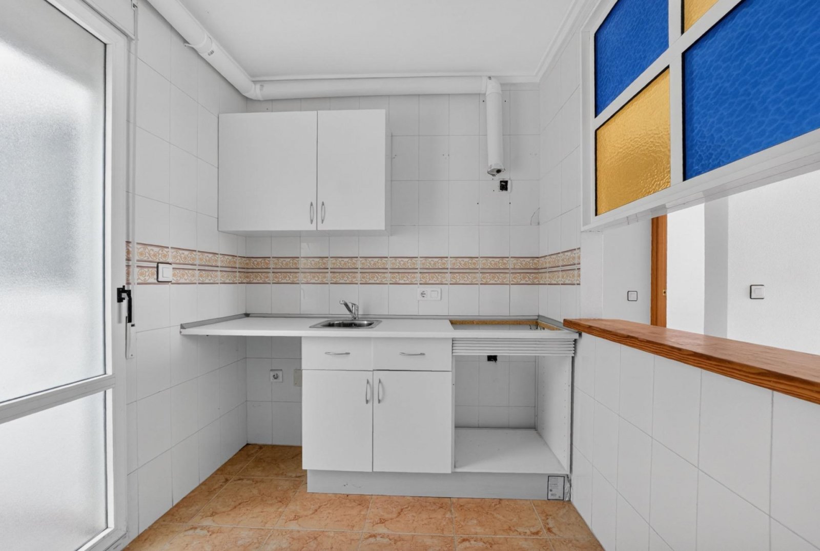 Planta baja de 2 dormitorios con terraza, patio y piscina comunitaria