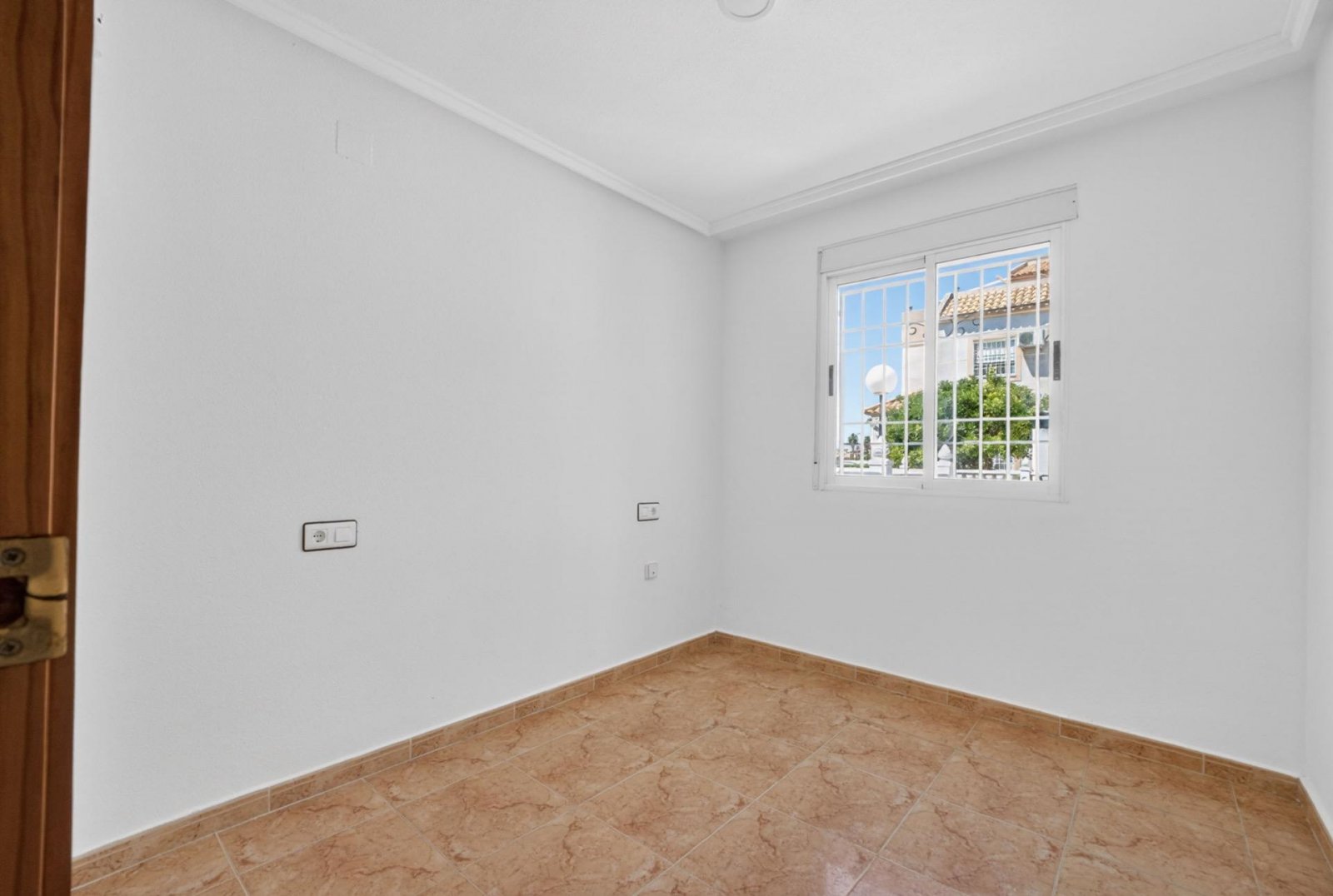 Planta baja de 2 dormitorios con terraza, patio y piscina comunitaria