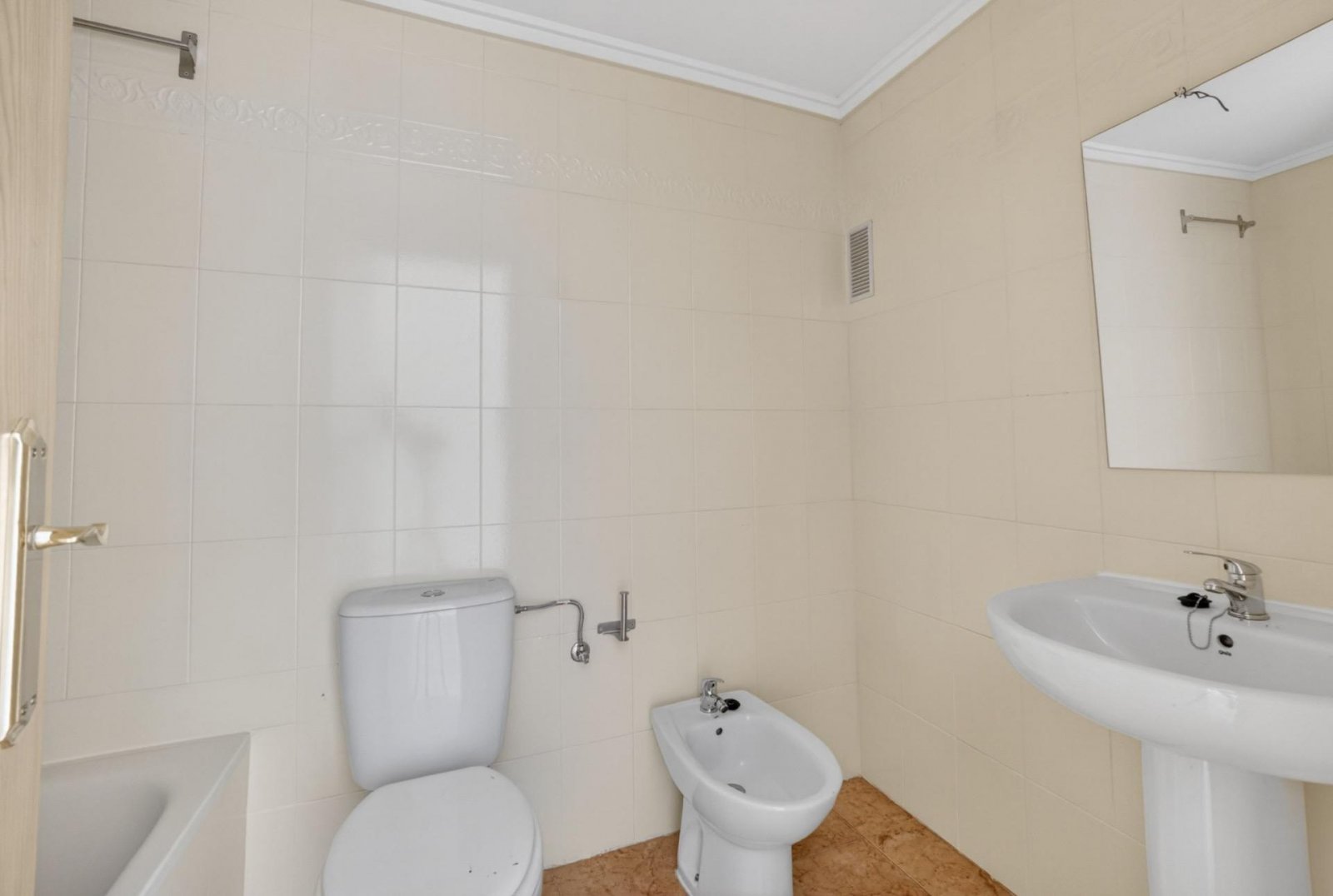 Planta baja de 2 dormitorios con terraza, patio y piscina comunitaria
