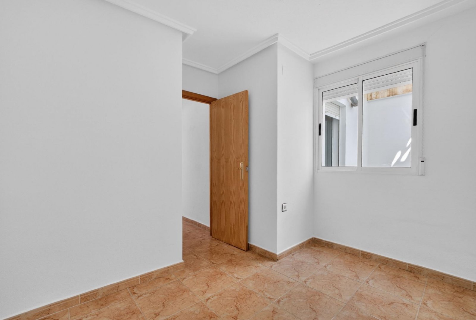 Planta baja de 2 dormitorios con terraza, patio y piscina comunitaria