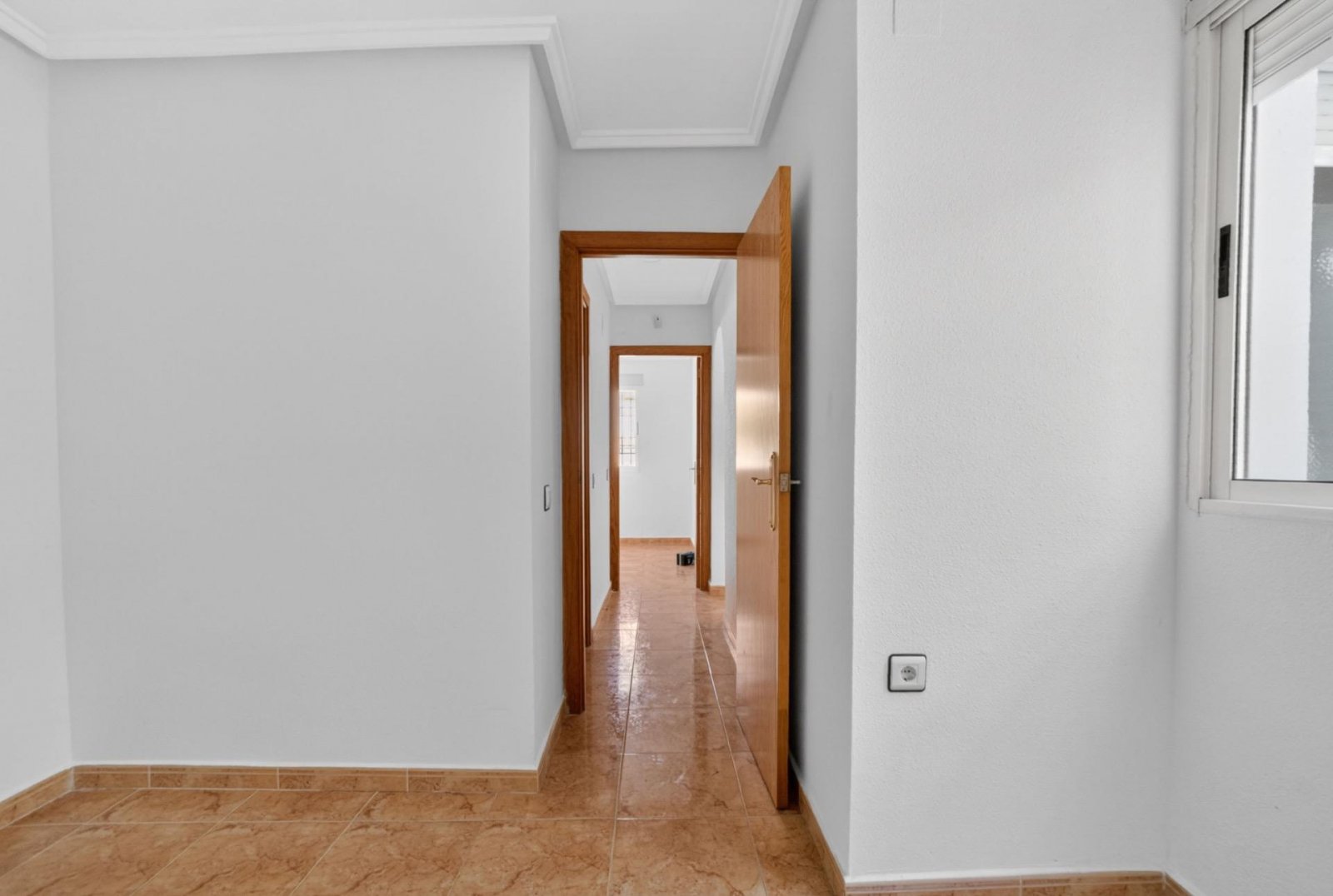 Planta baja de 2 dormitorios con terraza, patio y piscina comunitaria