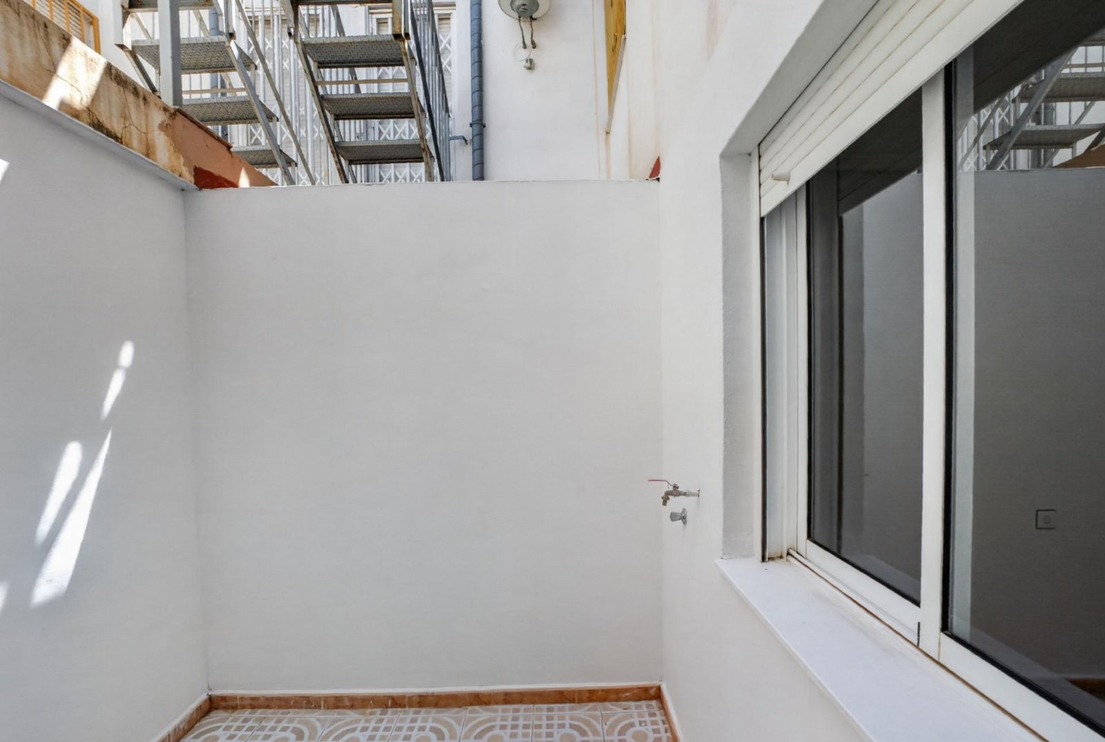 Planta baja de 2 dormitorios con terraza, patio y piscina comunitaria