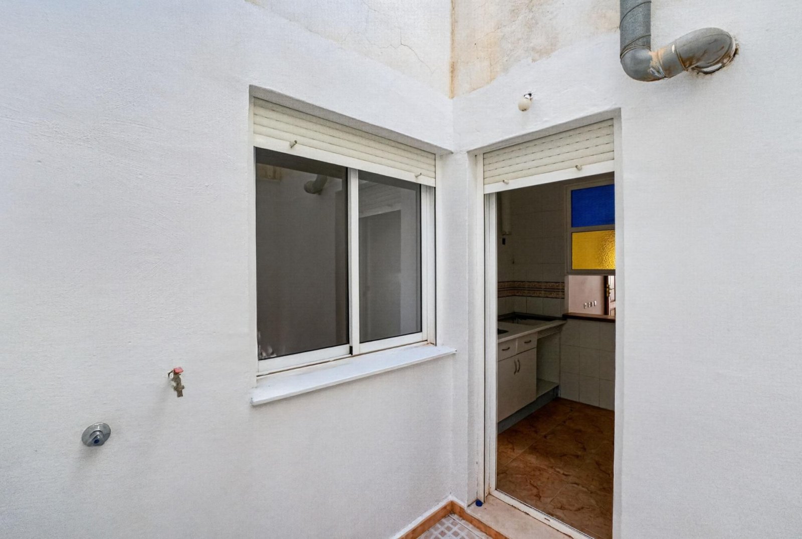 Planta baja de 2 dormitorios con terraza, patio y piscina comunitaria