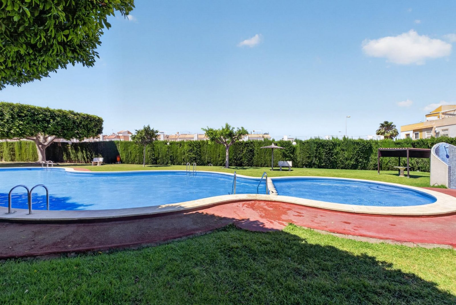 Planta baja de 2 dormitorios con terraza, patio y piscina comunitaria