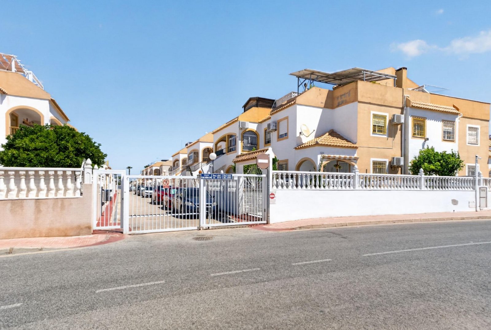 Planta baja de 2 dormitorios con terraza, patio y piscina comunitaria