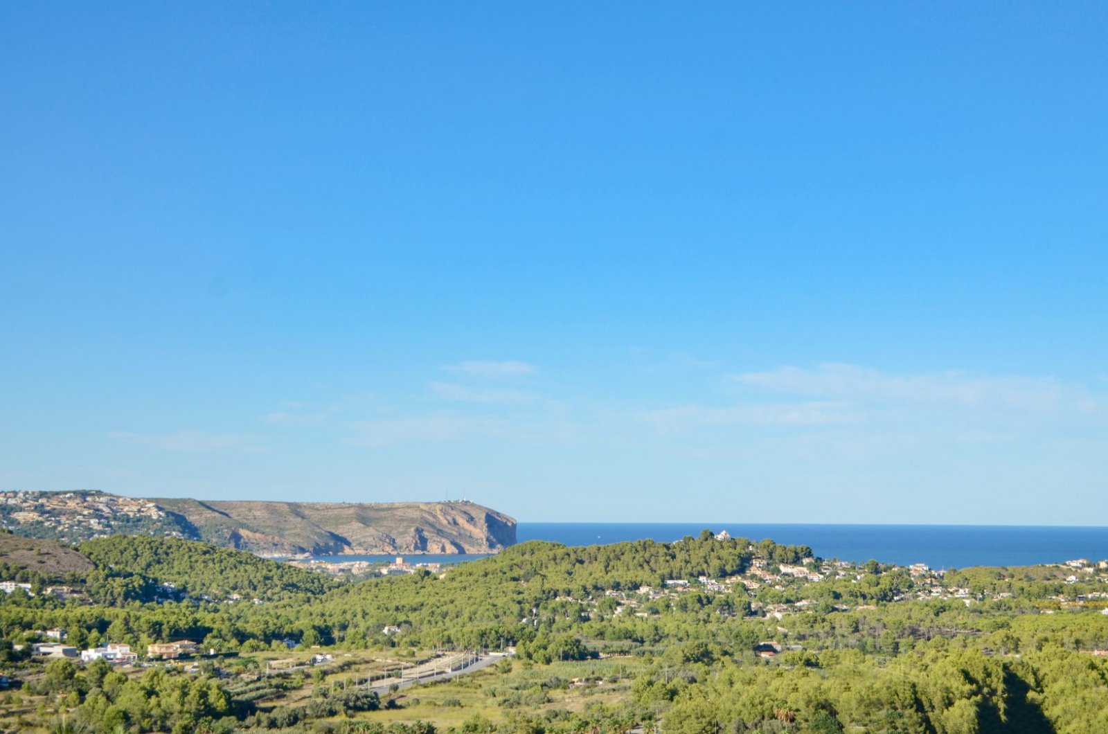Villa exclusiva de diseño contemporáneo sofisticado con 5 dormitorios, 5 baños, garaje y piscina infinita