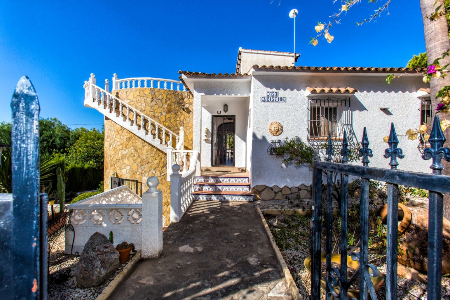 Villa tradicional y espaciosa con piscina privada, garaje y azotea con vistas al mar