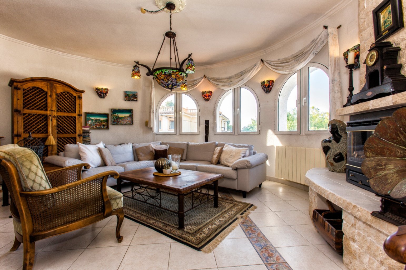 Villa tradicional y espaciosa con piscina privada, garaje y azotea con vistas al mar