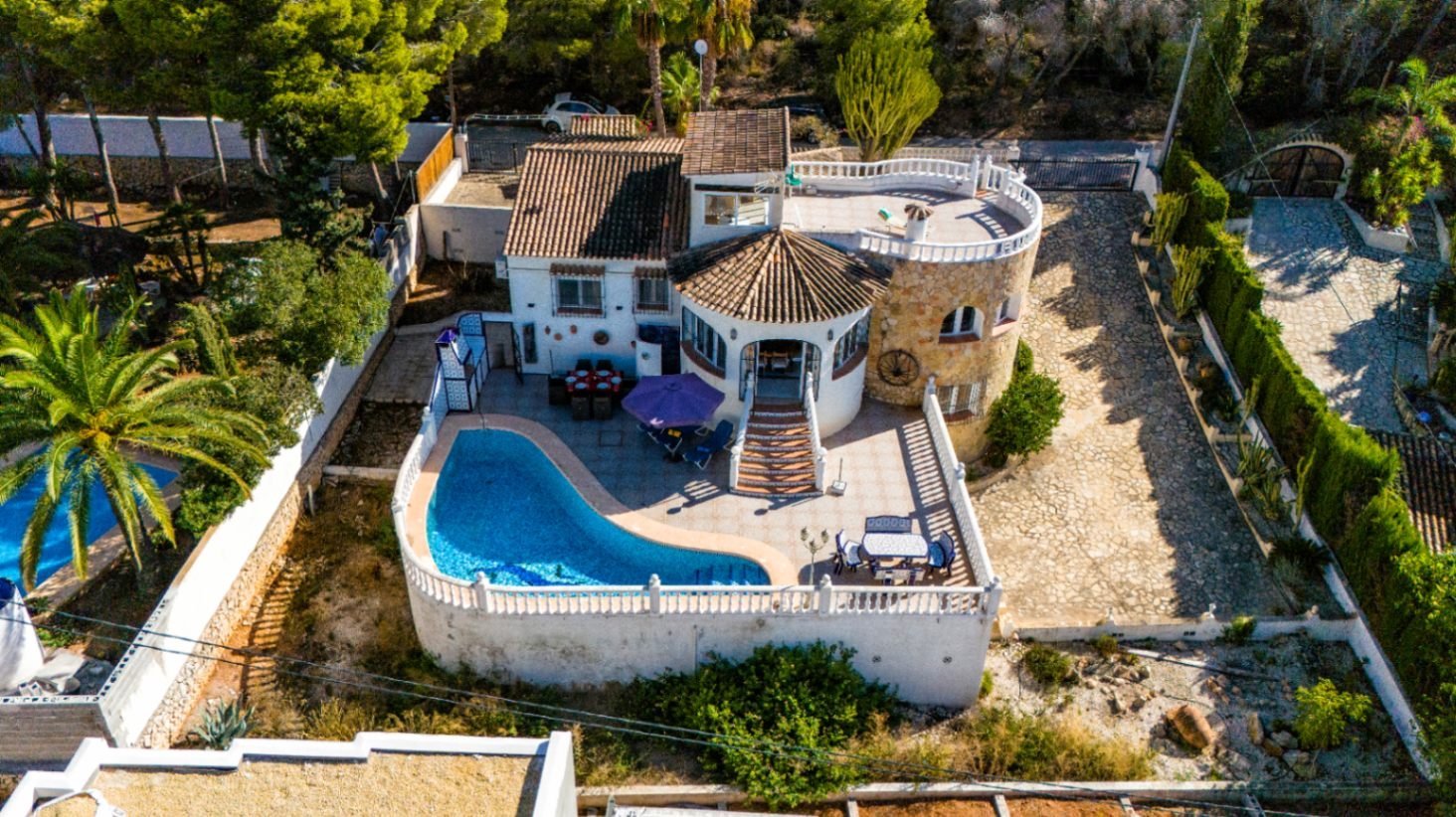 Villa tradicional y espaciosa con piscina privada, garaje y azotea con vistas al mar