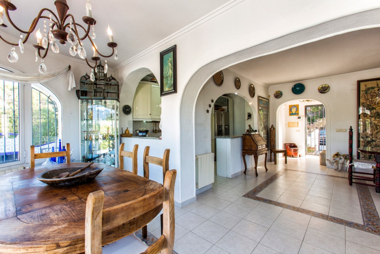 Villa tradicional y espaciosa con piscina privada, garaje y azotea con vistas al mar