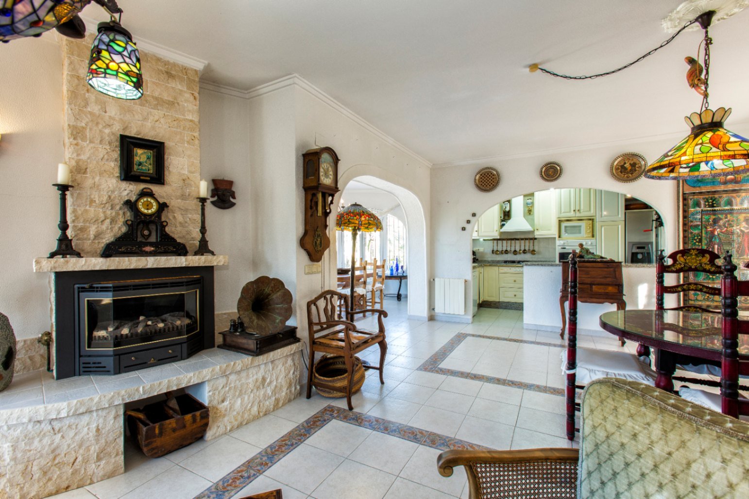 Villa tradicional y espaciosa con piscina privada, garaje y azotea con vistas al mar